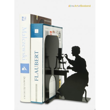 Serre-livres Marie Curie au travail avec son électromètre piézoélectrique. Hauteur 19 cm