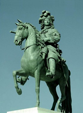 La statue du roi soleil Louis XIV créée par Pierre Cartellier et Louis Petitot située devant le château de Versailles.