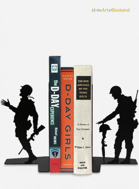 Pair of bookends of American soldiers during the Normandy landings.  Height 19 cm