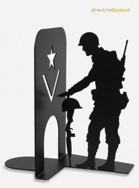 Serre-livres soldat américain se réaccueillant devant une tombe. Hauteur 19 cm. Création en métal